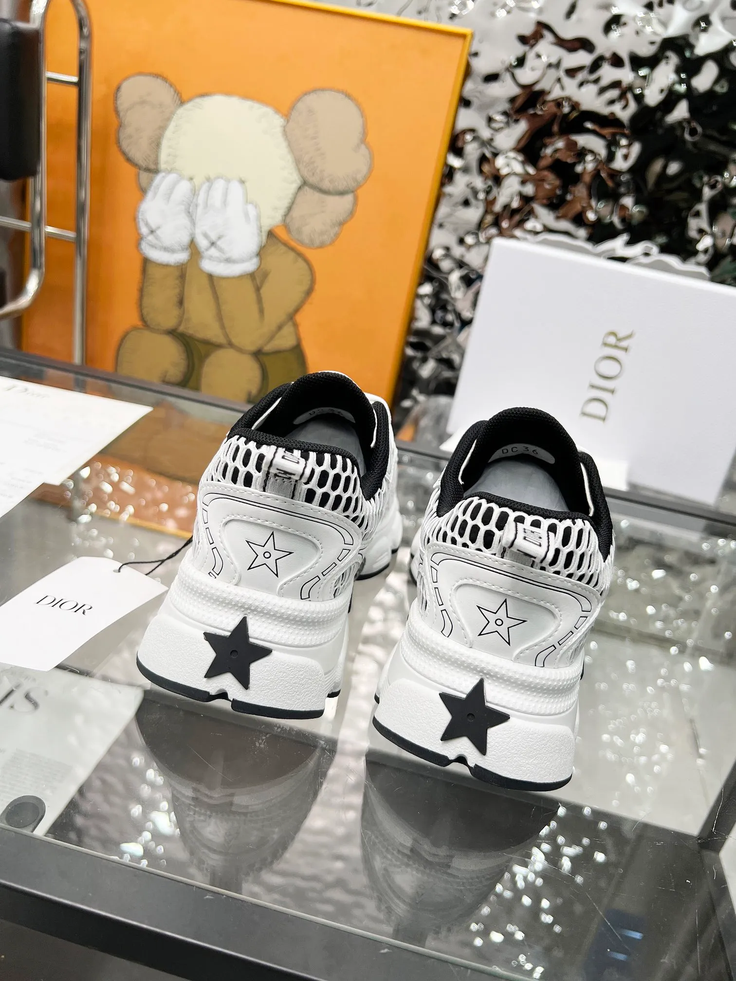 P560🐮🐮The official website of Dijia's new colors has been updated simultaneously [Celebration] This Dior Vibe sneaker incorporates Dior's high-end spirit and reinterprets classic running shoes. White mesh fabric features an Oblique print and is paired with laminated leather-effect panels in gold and silver tones for a contrasting look. It is further embellished with classic details such as 3D effect details, the lucky star symbol on the rear, and the logo on the tongue and rear pull tab. The lightweight sole is embellished with gray stars, complementing a variety of casual or elegant pieces for a modern look. Size: Women’s size 35-41 (35/42 can be customized) Men’s size 40-46 (39/46 can be customized)